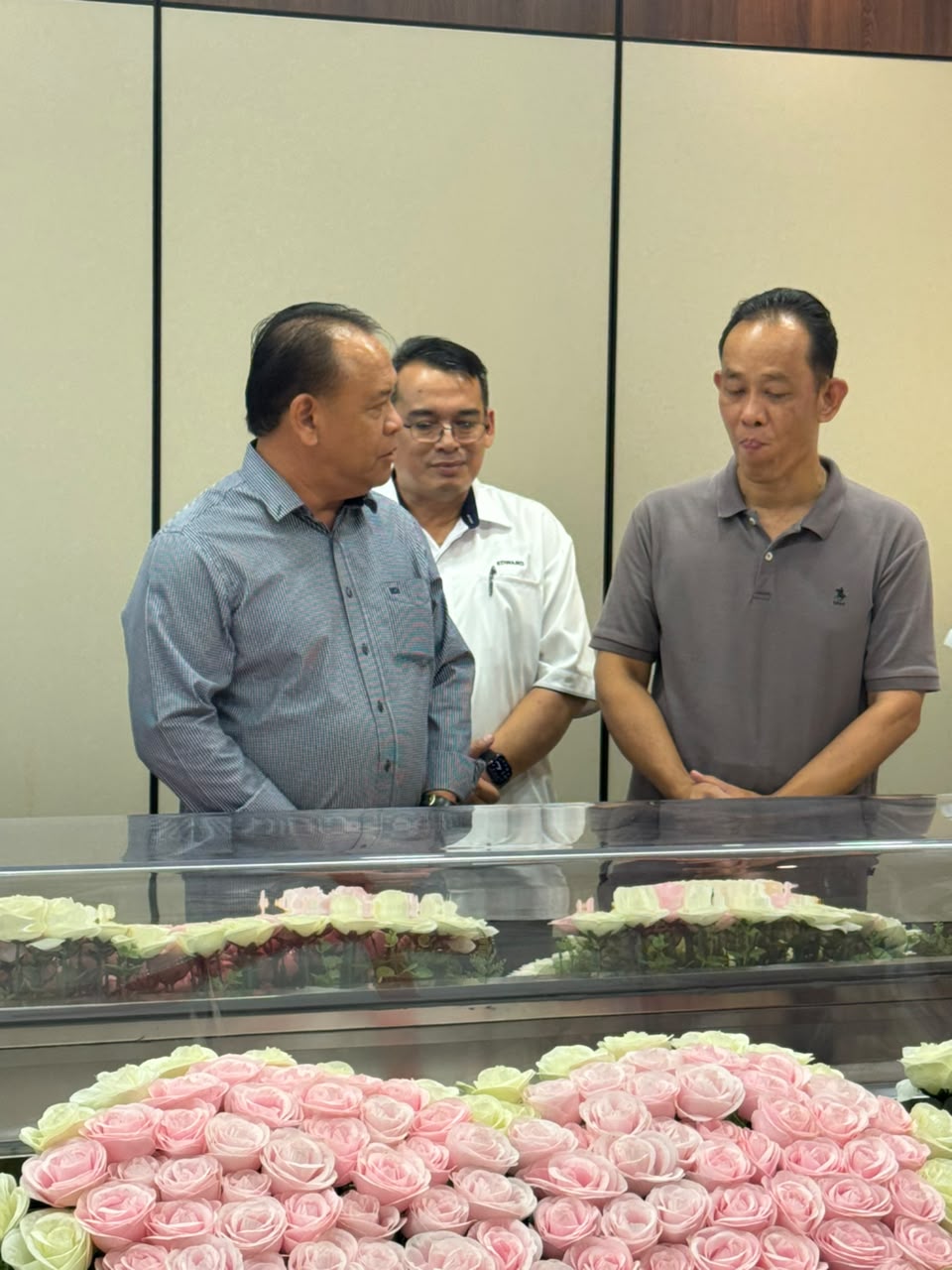女教师猝逝校内女厕.亨利吉纳到治丧处慰问家属